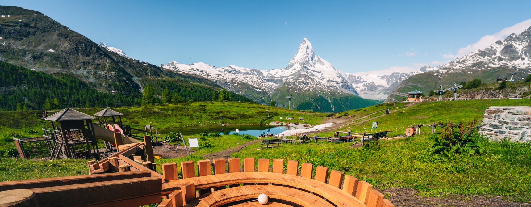 Spiralförmige Strecke der Kugelbahn mit dem Matterhorn im Hintergrund  | © Zermatt Bergbahnen