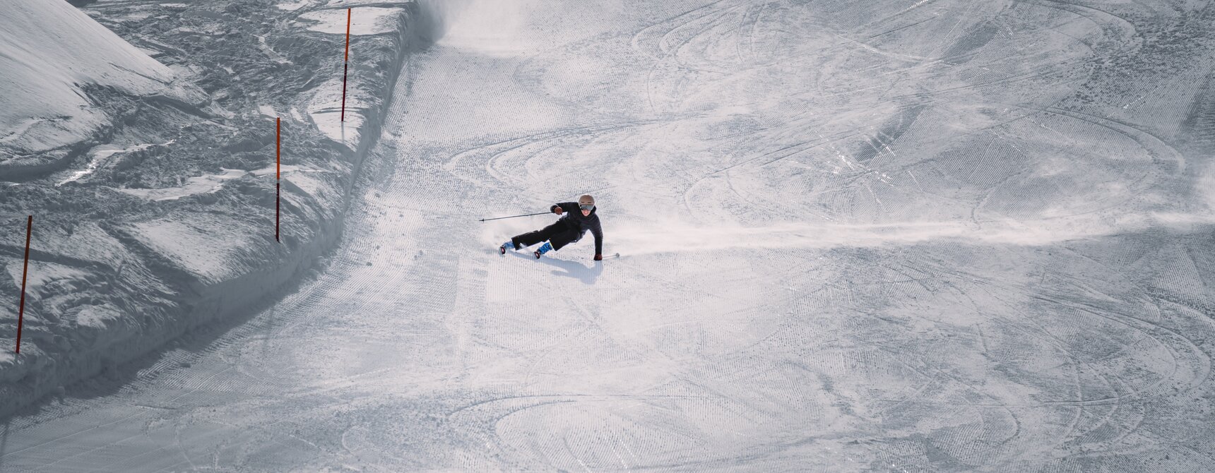Ein Skifahrer macht eine gecarvte Linkskurve.  | © Zermatt Bergbahnen